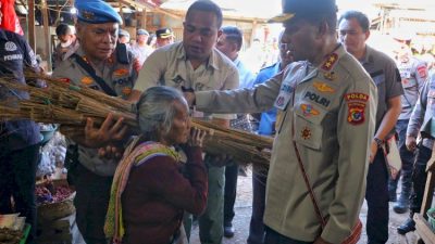 Sapu Lidi dan Sejuta Harapan: Kisah Kebaikan Kapolda NTT di Pasar Kasih Naikoten