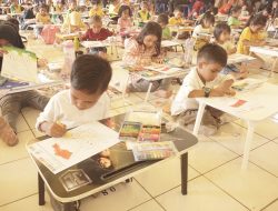 Sokan Teibang Kenalkan Partai Golkar pada Anaknya Melalui Lomba Mewarnai
