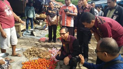 Pj. Gubernur NTT Tinjau Pasar Alok dan Gudang Beras Bulog Maumere