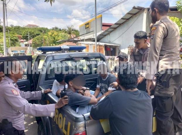 Oknum Anggota TNI Babak Belur Dikeroyok Lima Pemuda di Kupang Oknum Anggota TNI Babak Belur Dikeroyok Lima Pemuda di Kupang