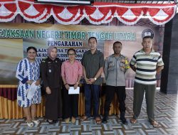 Kembali Sukses Selesaikan Kasus KDRT, Kajari TTU Beri Sertifikat Penghargaan ke Korban