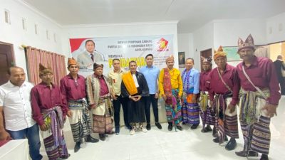 Bildad Thonak Pakai Toga Advokat Saat Mendaftar di Gerindra, Dikawal Tokoh Adat