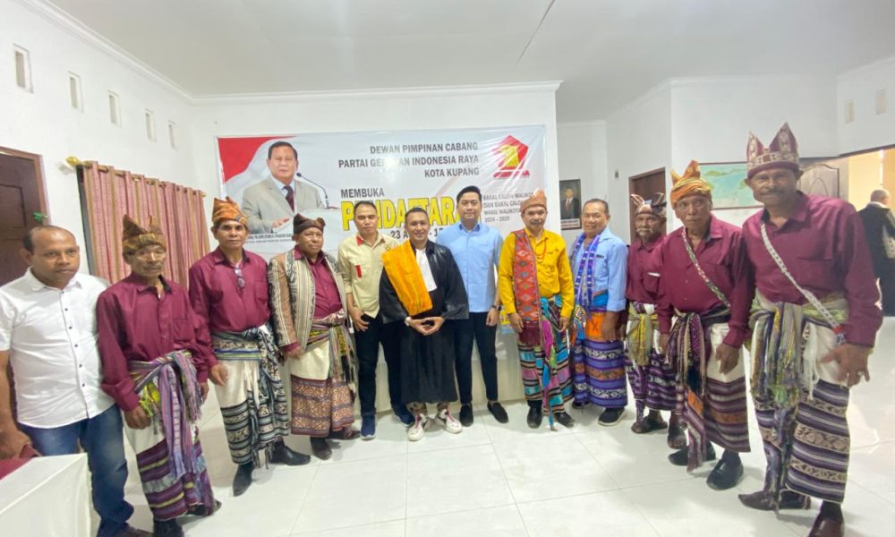 Bildad Thonak Pakai Toga Advokat Saat Mendaftar di Gerindra, Dikawal Tokoh Adat Bildad Thonak Pakai Toga Advokat Saat Mendaftar di Gerindra, Dikawal Tokoh Adat