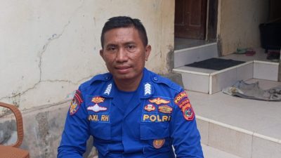 Anggota Ditpolairud Polda NTT Bripka Maxi Bantu Masyarakat Pesisir Pasang Instalasi Listrik