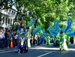 Buka Pawai Kendaraan Hias, Bey: Bukti Bandung Kota Kreatif dan Destinasi Wisata Unggulan