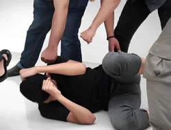 Dua Oknum Polisi Diduga Keroyok Petugas Satpol PP di Depan Rujab Bupati Sumba Barat, Polda NTT Bertindak Tegas!