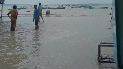 Banjir Rob Terjang Tablolong, 1.032 Warga Mengungsi, 70 Rumah Terendam