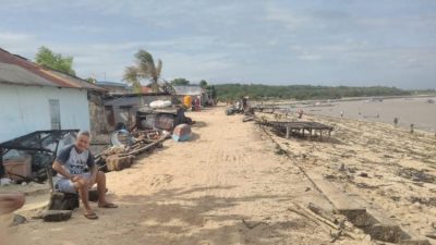 Banjir Rob di Tablolong Surut, Warga Mulai Bersihkan Rumah dari Timbunan Pasir