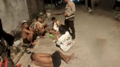 Polisi Bubarkan Pesta Miras Kelompok Pemuda di Pinggir Jalan Kampung Solor-Kupang