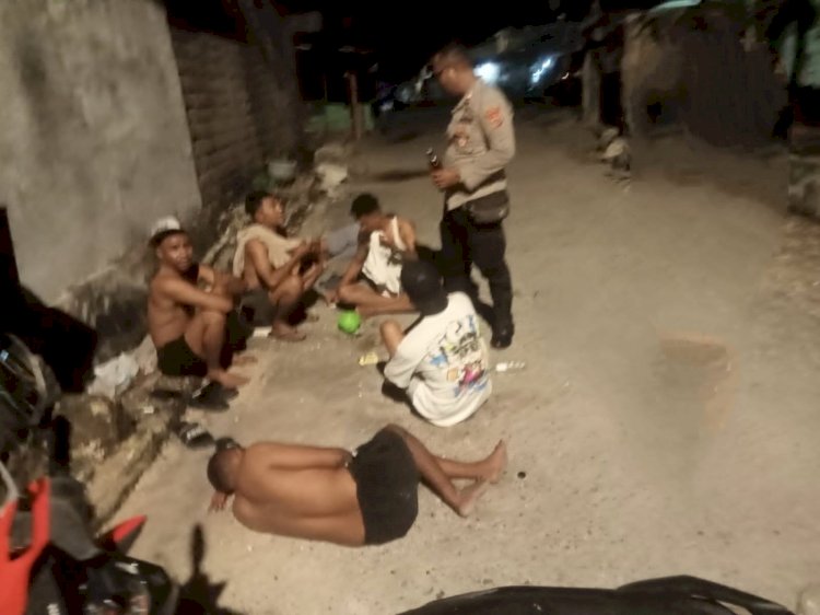 Polisi Bubarkan Pesta Miras Kelompok Pemuda di Pinggir Jalan Kampung Solor-Kupang Polisi Bubarkan Pesta Miras Kelompok Pemuda di Pinggir Jalan Kampung Solor-Kupang