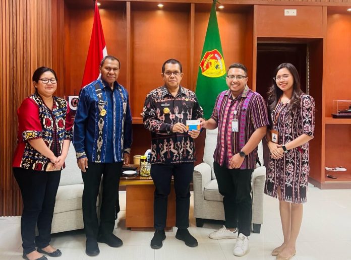 Resmi jadi Nasabah, Gubernur Melki Laka Lena Ajak Warga Menabung di Bank NTT