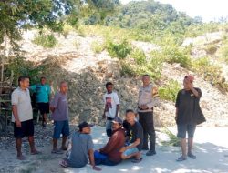 Bhabinkamtibmas Takari Imbau Warga Terdampak Longsor untuk Segera Mengungsi