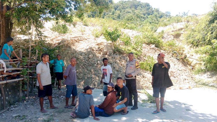 Bhabinkamtibmas Takari Imbau Warga Terdampak Longsor untuk Segera Mengungsi
