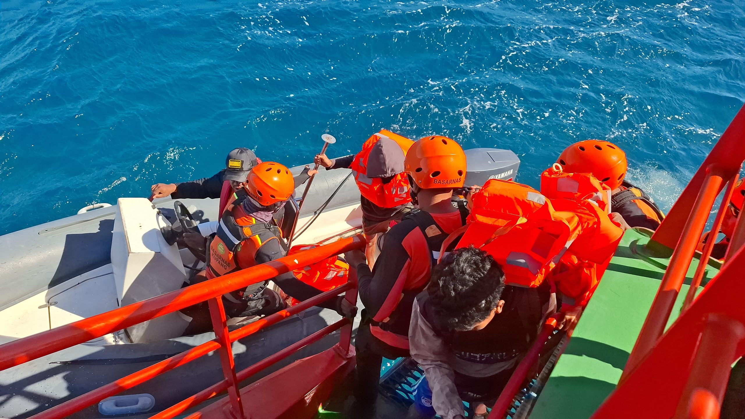 Tim SAR Evakuasi 8 Penumpang KM Bangkit, Mati Mesin di Perairan Pukuafu