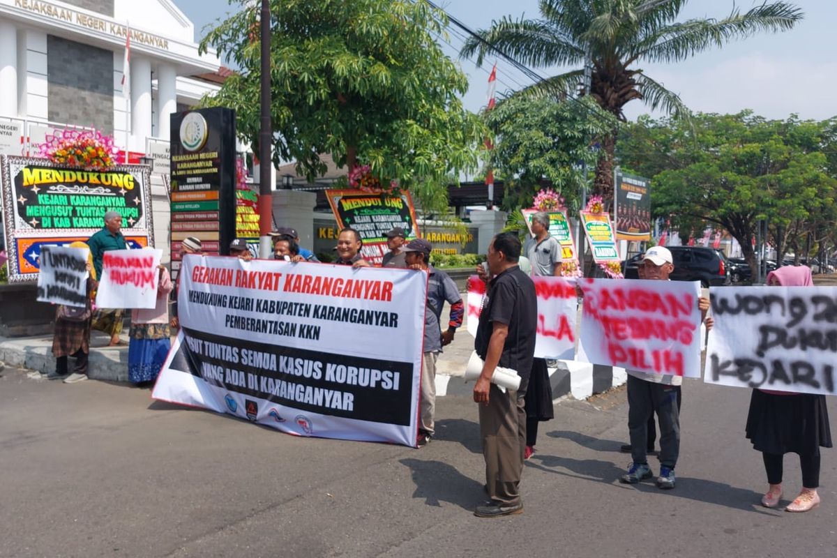 Eks Bupati Diperiksa Terkait Korupsi Masjid Agung Madaniyah, Kejari Karanganyar Dikepung Karangan Bunga dan Aksi Unjuk Rasa