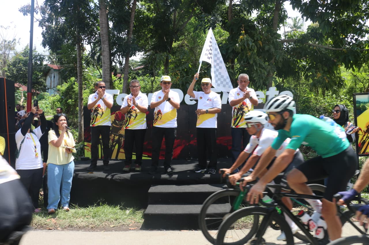 Etape Ketujuh Tour De EnTeTe Digelar di Kota Ende, Semua Hadiah Disumbangkan Untuk Korban Bencana Alam di Nagekeo Etape Ketujuh Tour De EnTeTe Digelar di Kota Ende, Semua Hadiah Disumbangkan Untuk Korban Bencana Alam di Nagekeo