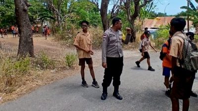 Bhabinkamtibmas Naikolan Bergerak Cepat Bubarkan Perkelahian Pelajar SMP di Lahan Pemprov NTT