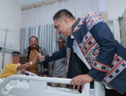 Busana Tenun Khas NTT Warnai Perpisahan Haru Kajari Karanganyar Dr. Roberth Lambila