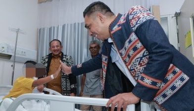 Busana Tenun Khas NTT Warnai Perpisahan Haru Kajari Karanganyar Dr. Roberth Lambila