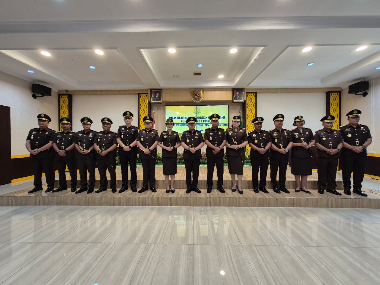 Lantik 13 Pejabat Baru, Kajati NTT Tegaskan Jabatan Adalah Amanah dan Tanggung Jawab Moral