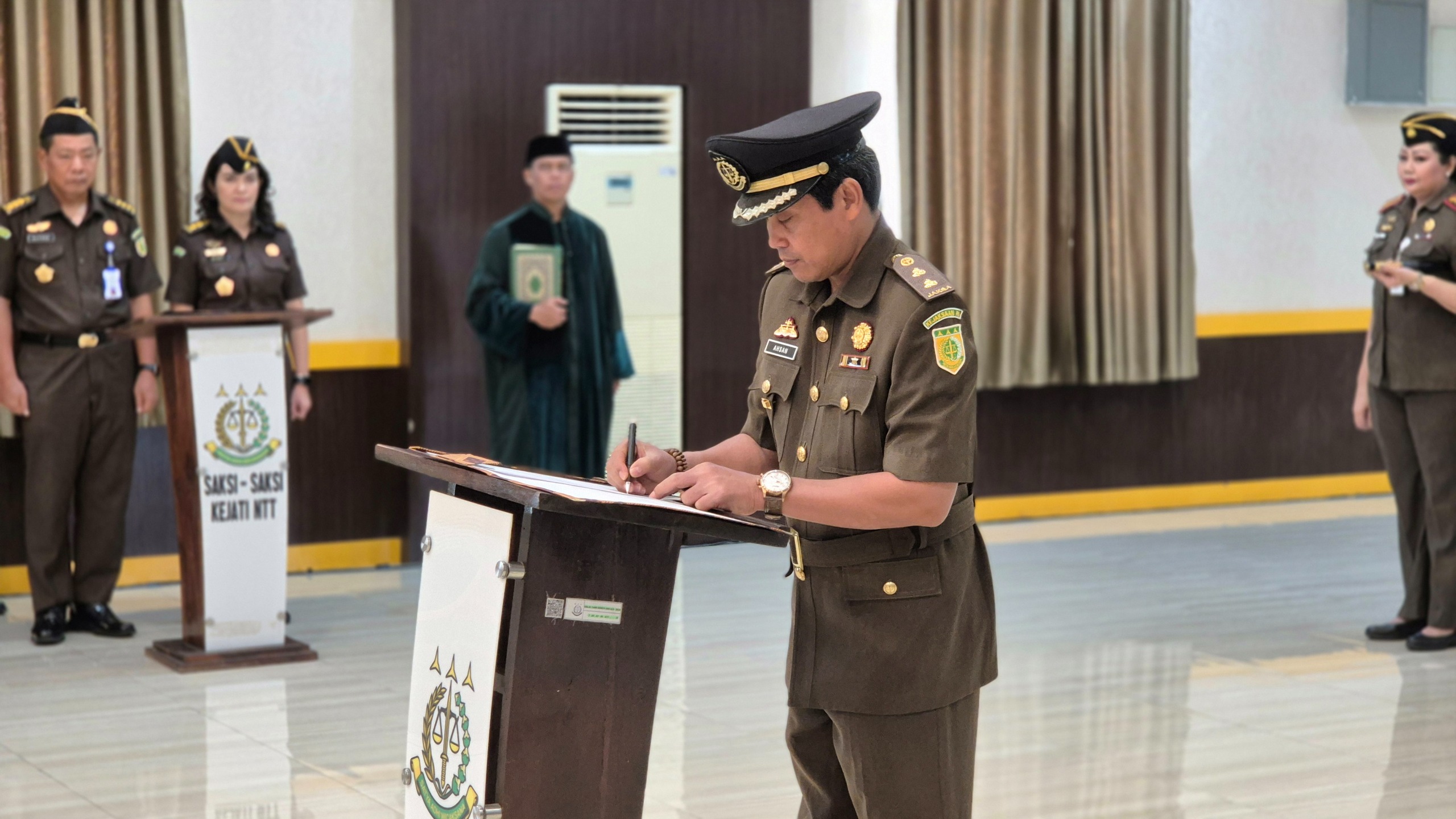 Lantik Asintel Baru, Kajati NTT: Tidak Perlu Berkoar untuk Terlihat Hebat