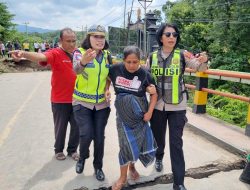 SIGAP DI TENGAH DARURAT! Polwan Polda NTT Evakuasi Ibu Hamil di Lokasi Jembatan Ambruk Naibonat