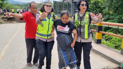 SIGAP DI TENGAH DARURAT! Polwan Polda NTT Evakuasi Ibu Hamil di Lokasi Jembatan Ambruk Naibonat