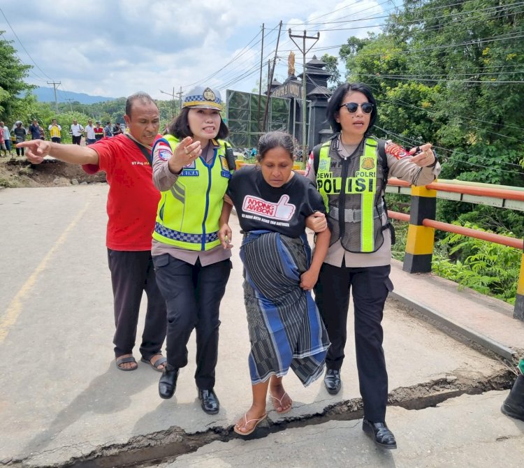 SIGAP DI TENGAH DARURAT! Polwan Polda NTT Evakuasi Ibu Hamil di Lokasi Jembatan Ambruk Naibonat