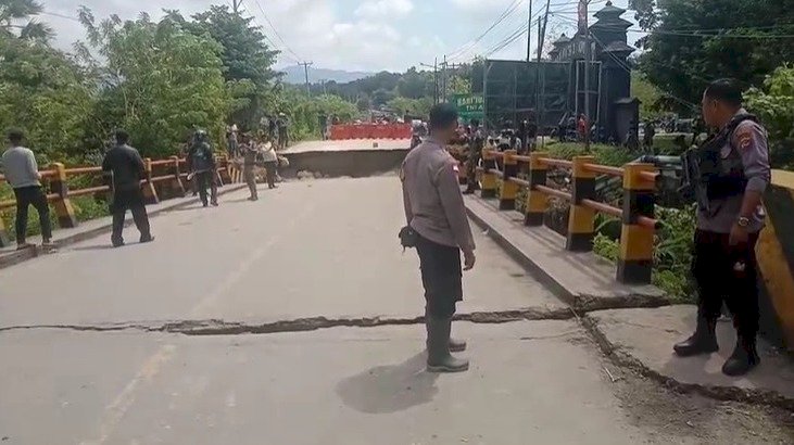 Akses Lumpuh! Oprit Jembatan Naibonat Amblas, Jalur Trans Timor Dialihkan Akses Lumpuh! Oprit Jembatan Naibonat Amblas, Jalur Trans Timor Dialihkan