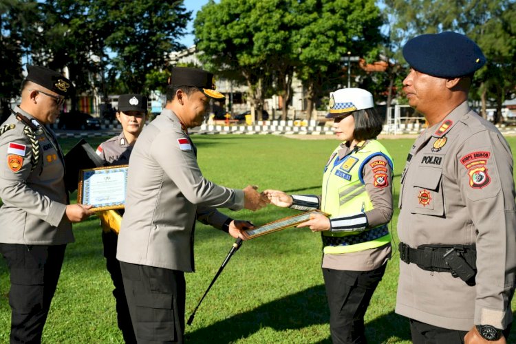 Aksi Heroik Anggota Diapresiasi, Kapolda NTT Dorong Pelayanan Maksimal ke Masyarakat Aksi Heroik Anggota Diapresiasi, Kapolda NTT Dorong Pelayanan Maksimal ke Masyarakat