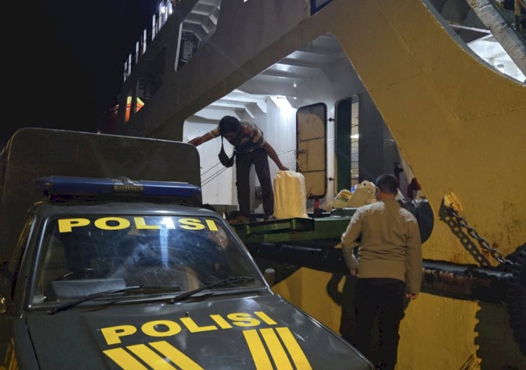 Gempur Miras Ilegal! Polres Alor Sita 5,2 Ton Lebih Sopi dan Moke dari Dua Kapal