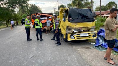 Tiga Truk Pasir Ringsek di KM 19 Oebelo Tiga Truk Pasir Ringsek di KM 19 Oebelo